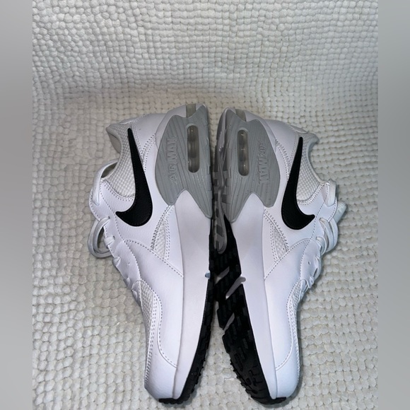 NEW. Women’s Nike Air Max Excee White Sneakers Size 10 - Picture 9 of 14